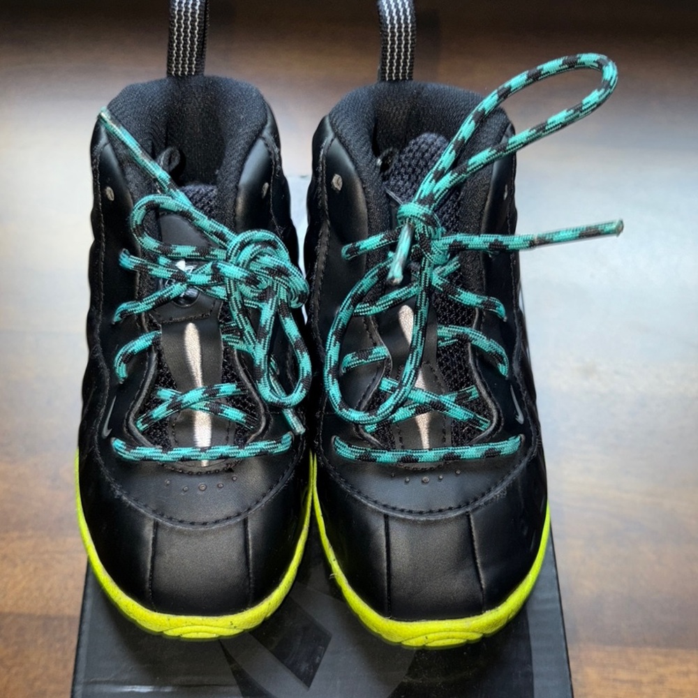 Nike Black and Green Sneakers Sporty Lace-Up Design